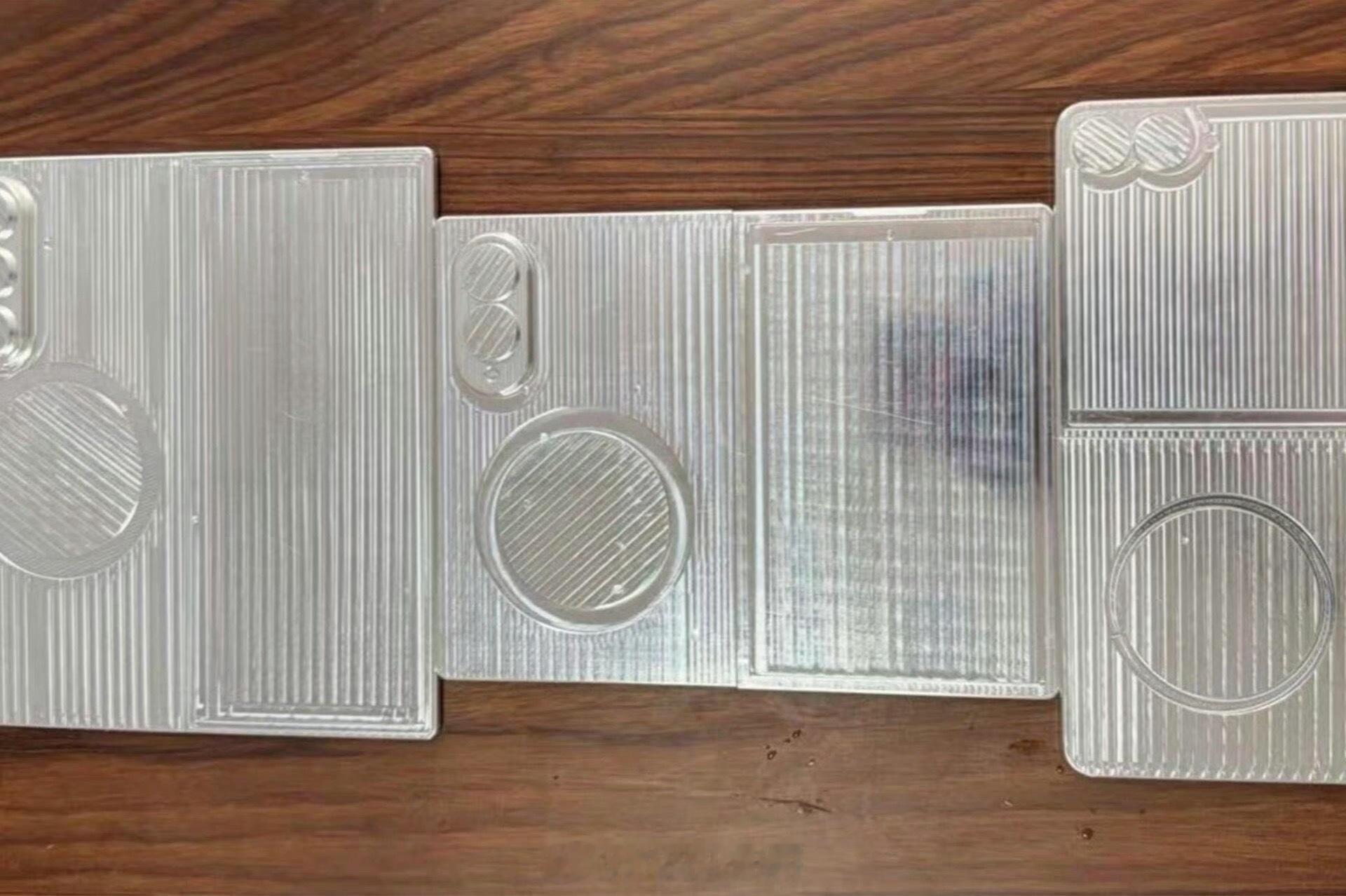 三星阔折叠机模曝光，挺好，这下阔折叠机型的选择更丰富了。目前苹果、华为、三星都入