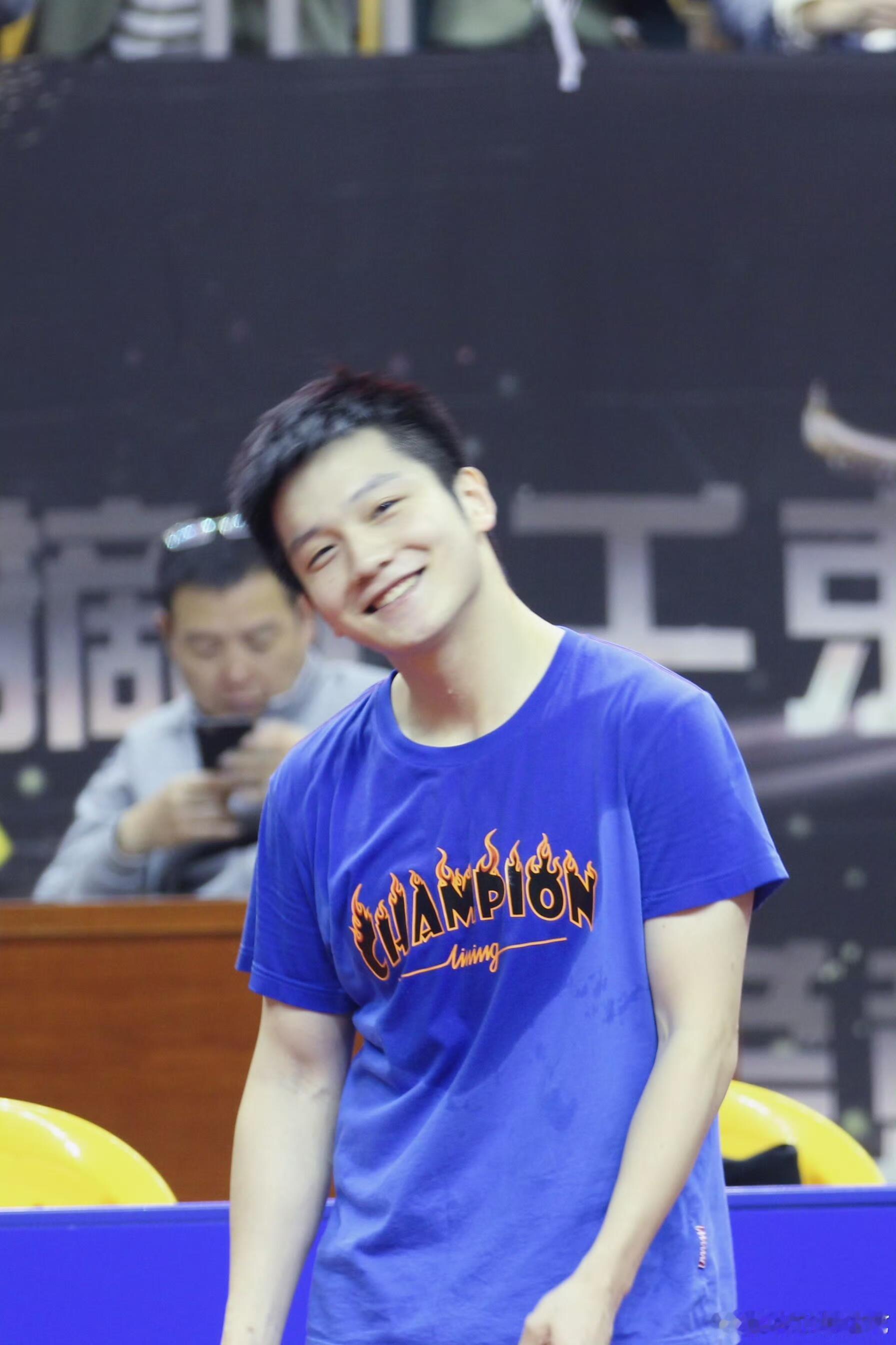 你笑起来 乌云散开东儿穿蓝色特别好看，笑起来更是无敌了～ 