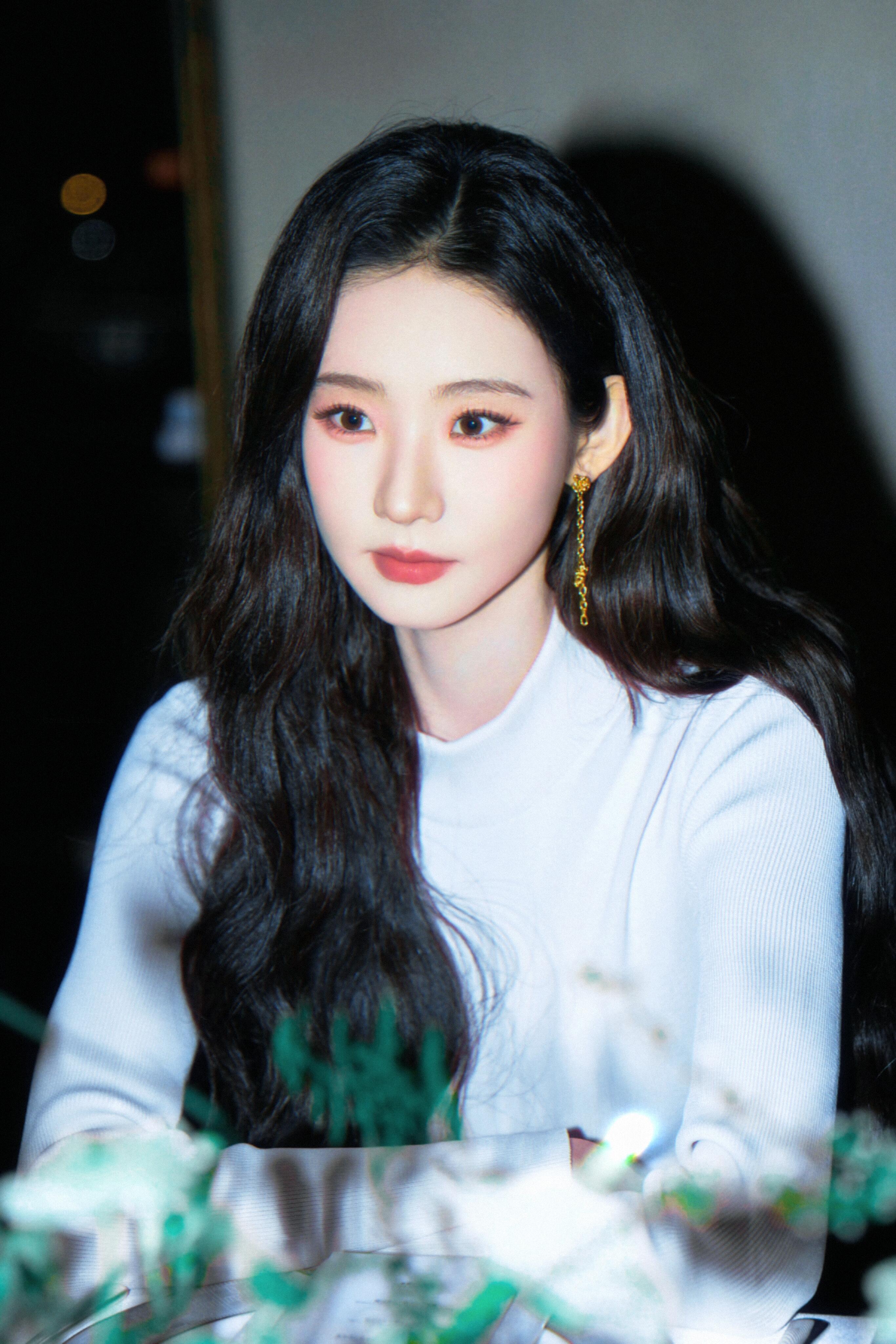 张艺凡把小朋友的画穿在了身上一件纯色打底衫也能穿出高级感💧张艺凡从童话书里走出