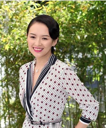 章子怡是非常有辨识度的骨相美人，不是传统圆润甜美的类型
她的脸型轮廓利落，立体感