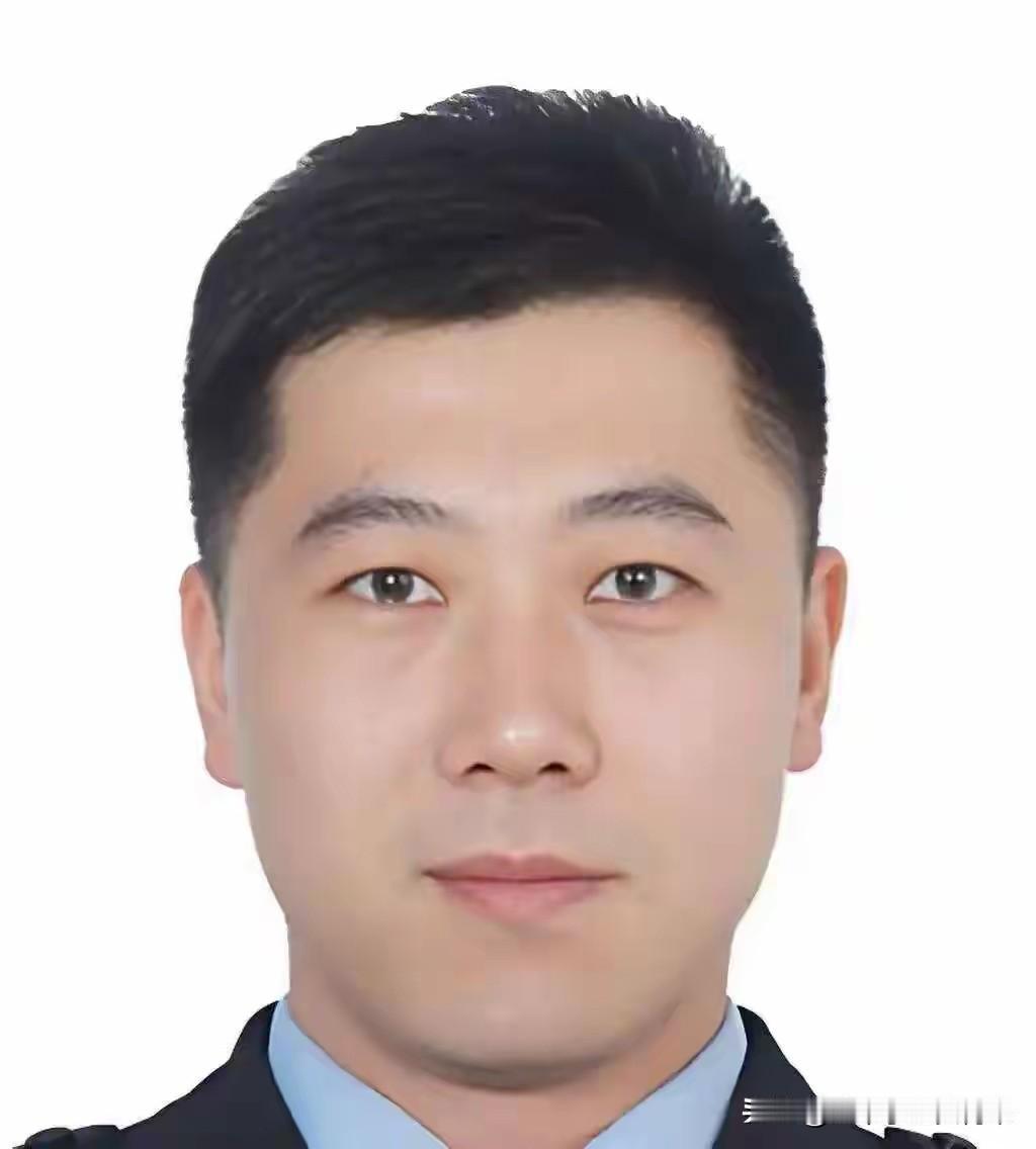 果然钱能养人，这个41岁的县公安局局长，看着像20多岁小伙子一样！

1985年