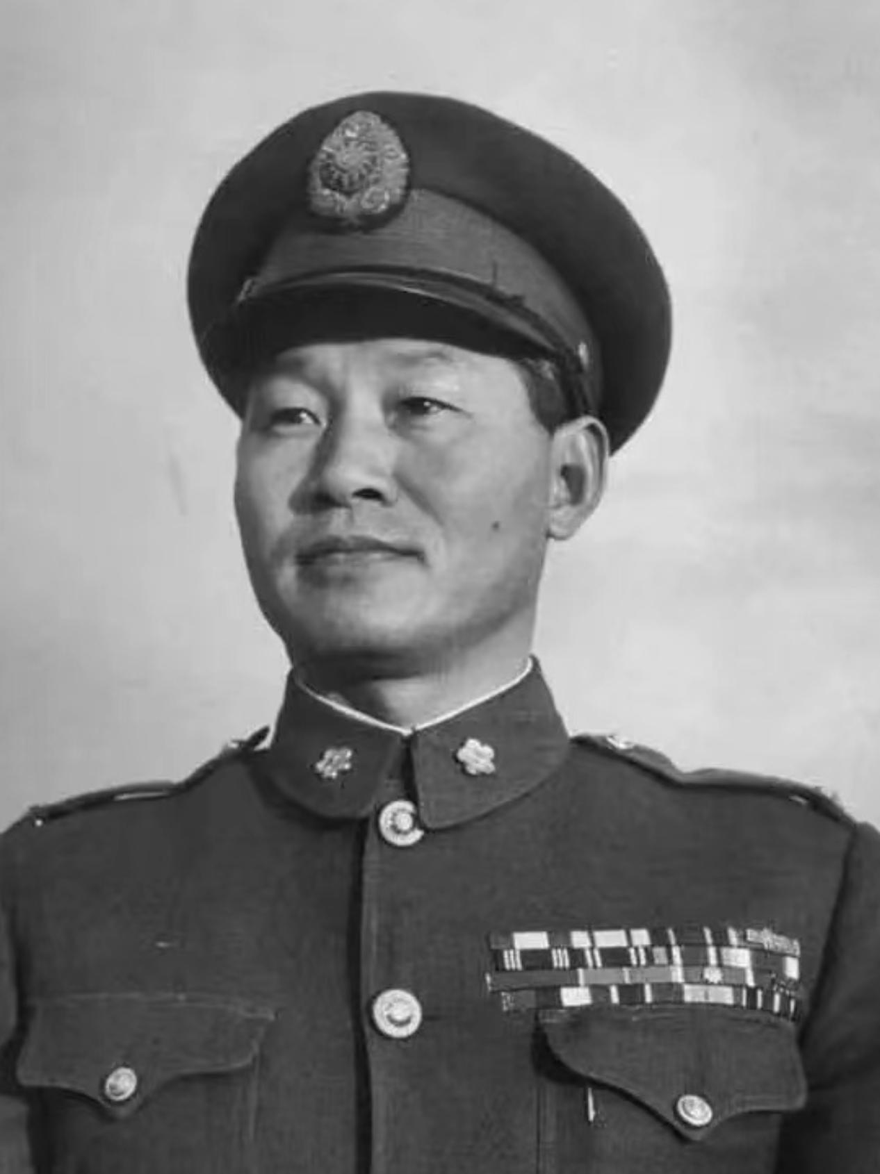 1951年的一天深夜，孙立人脱了衣服上床，习惯性搂住身边的人，却发现手感不太对。