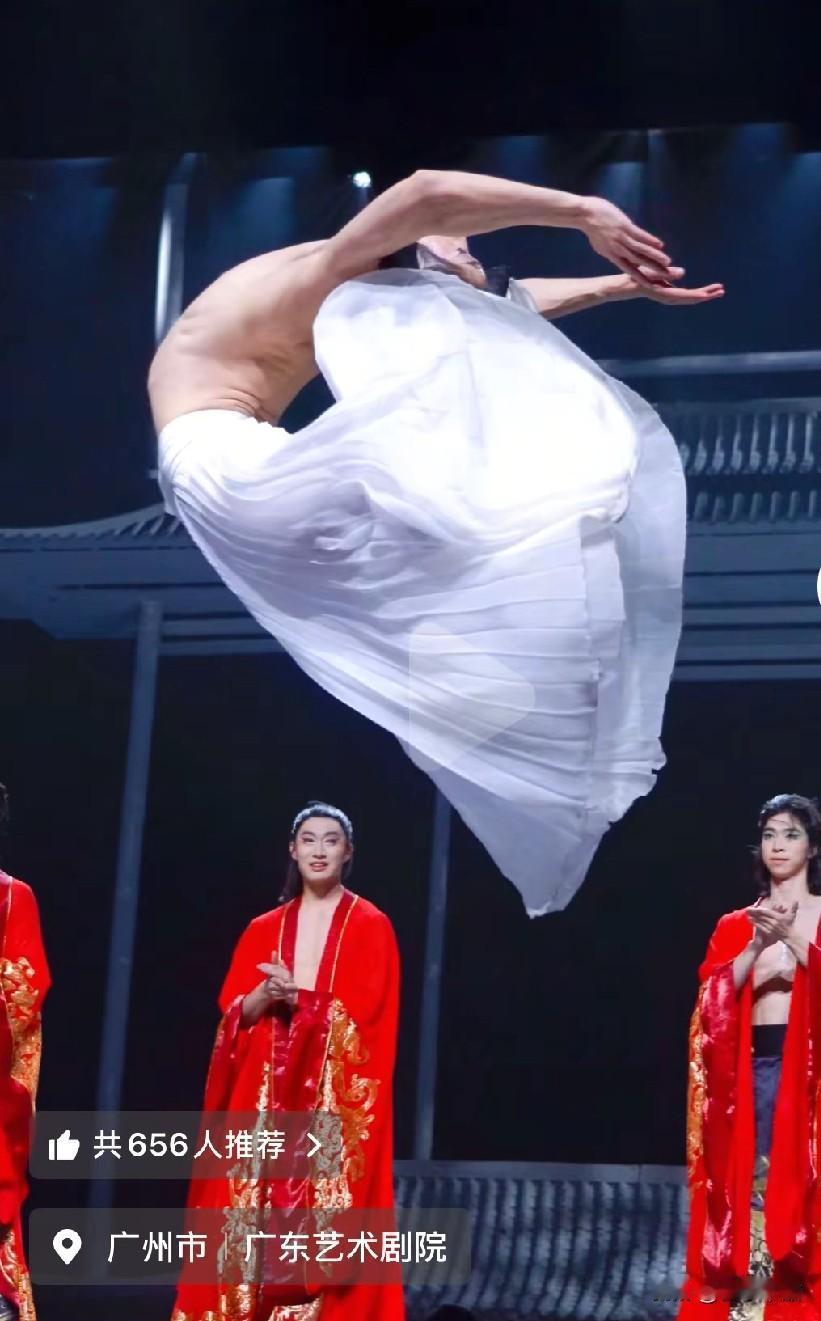 我以为张艺兴的大花轿
够奔放
没想到还有这样谢幕的，够热烈，真羡慕在现场的人
