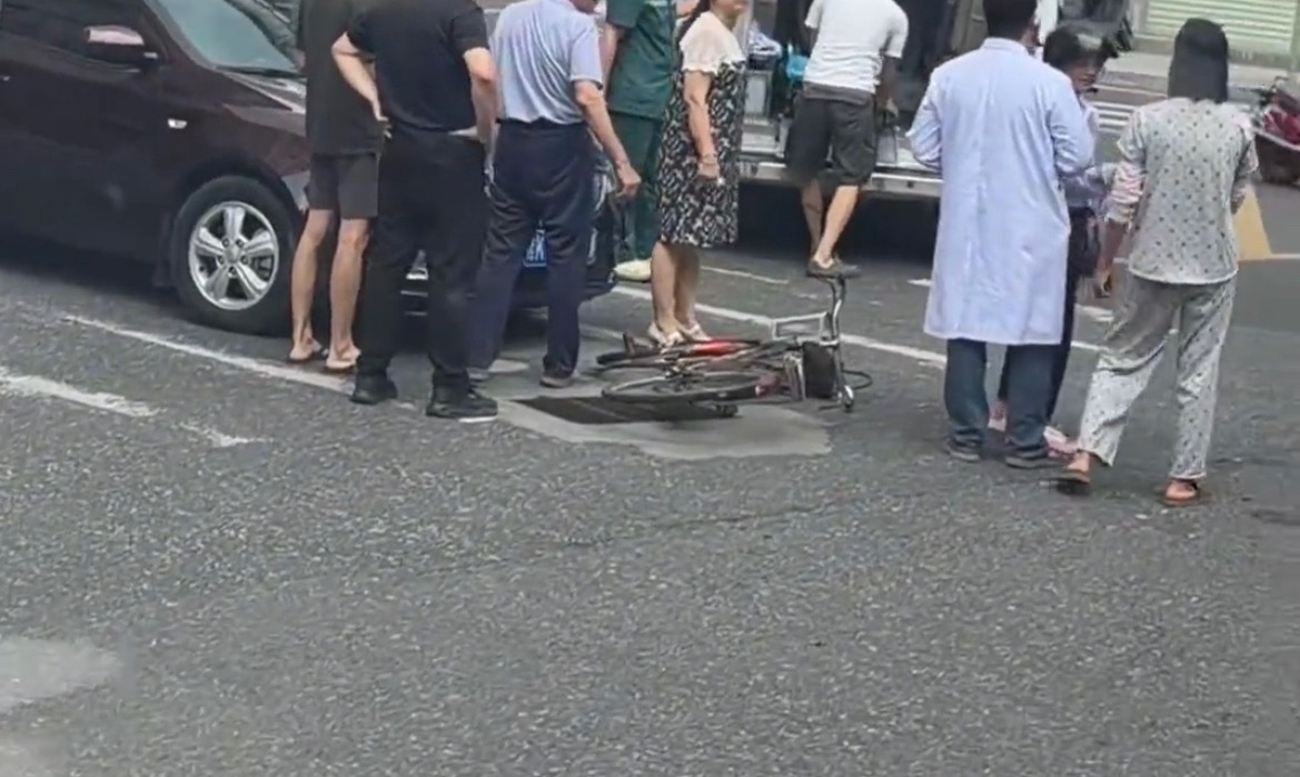 6月21日，玉林龙某路口小车撞自行车导致有人被送医。 玉林