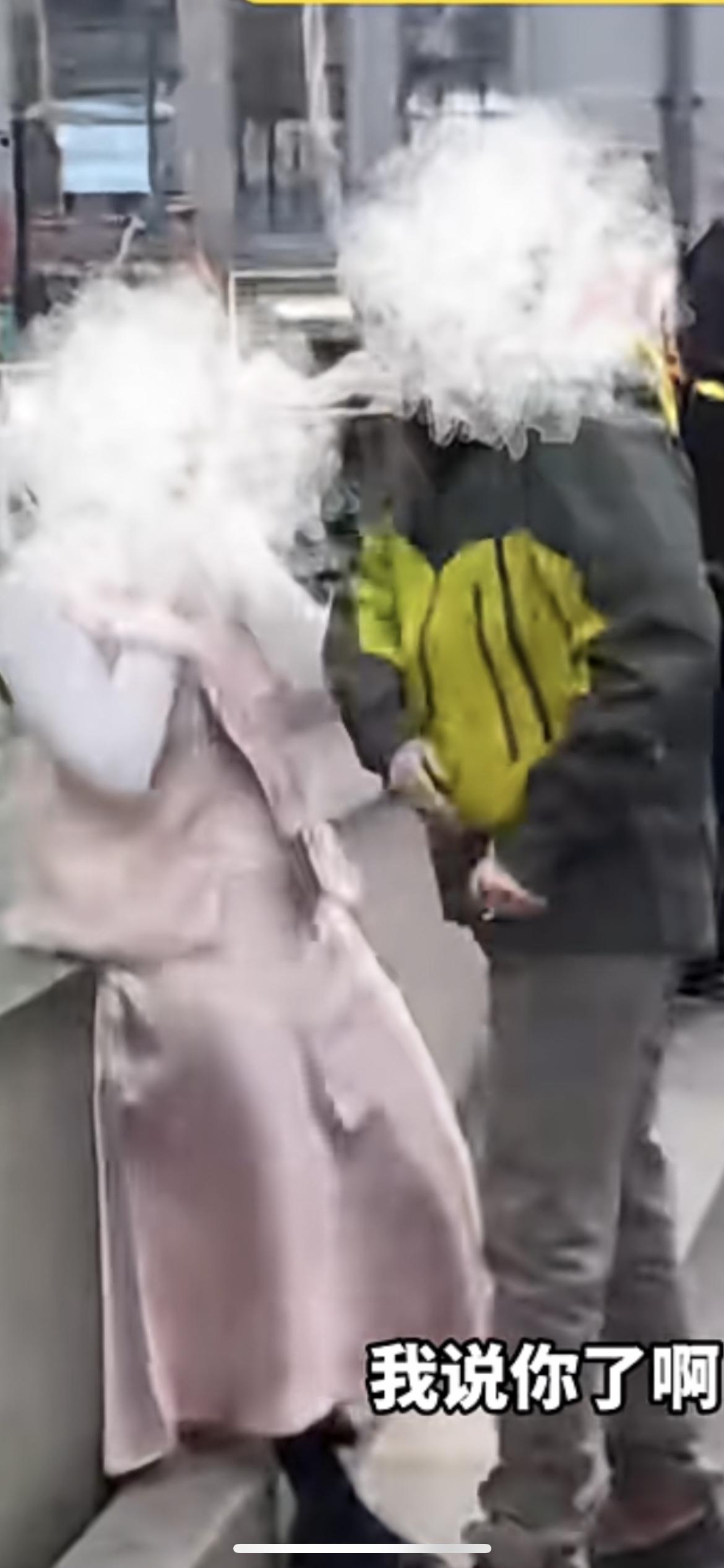 近日江苏扬州，两车剐蹭引发矛盾 ，女车主坚持原地理论导致交通堵塞 ，男车主多次建