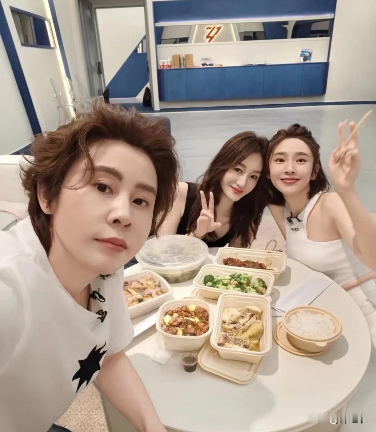 李小冉不止是长得年轻漂亮，重点是大家真的不觉得她已经五十岁了，其实内娱里面保养好