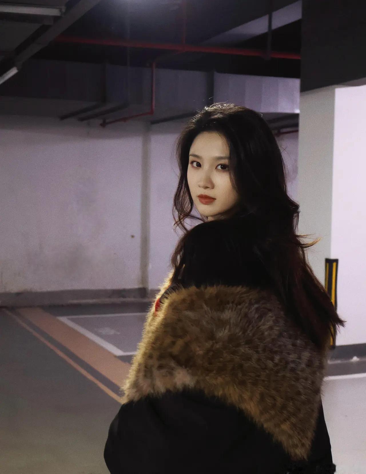 张慧雯地下车库这样简单的场景，张慧雯也可以即兴摆出冷艳诡异的表情，好似在拍悬疑剧