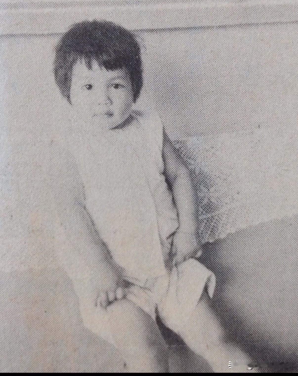 🎆永远的翁美玲👇
谁能想到，这就是俏黄蓉的小时候👧

黑白旧照里的圆脸小姑