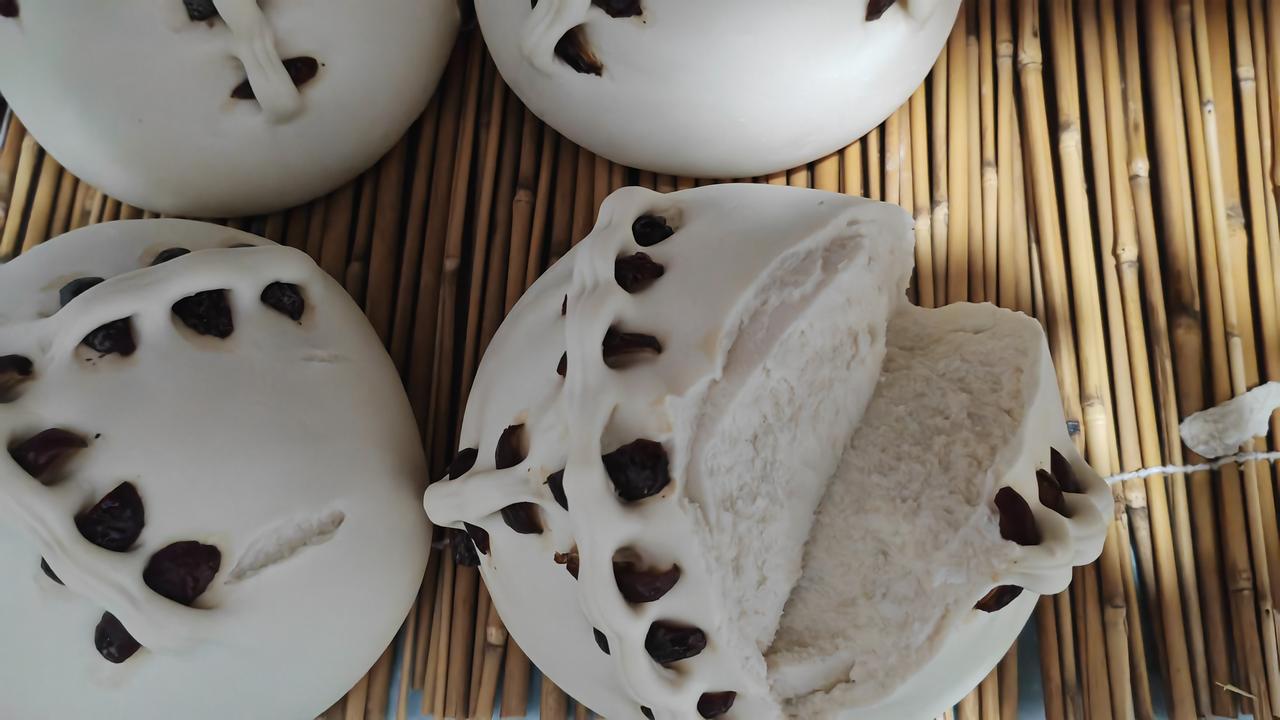 烟台春节的大枣饽饽
      这个大枣饽饽裂口了，本以为没蒸好，结果说是小口常