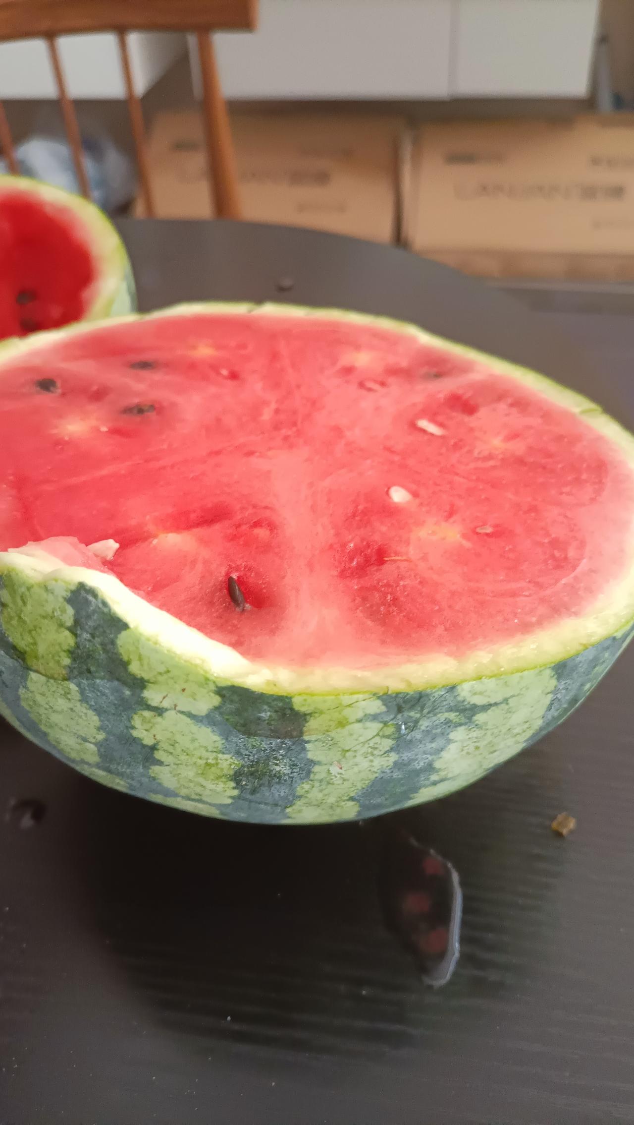 夏日快乐就位！这口西瓜甜到心坎里
 
三伏天的续命快乐，全靠这半个西瓜撑住！
切