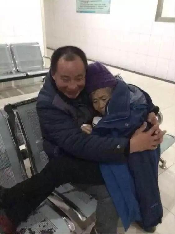 男子带母亲到医院看病，因椅子太凉，他竟在大庭广众之下有惊人之举，将妈妈抱于怀中！