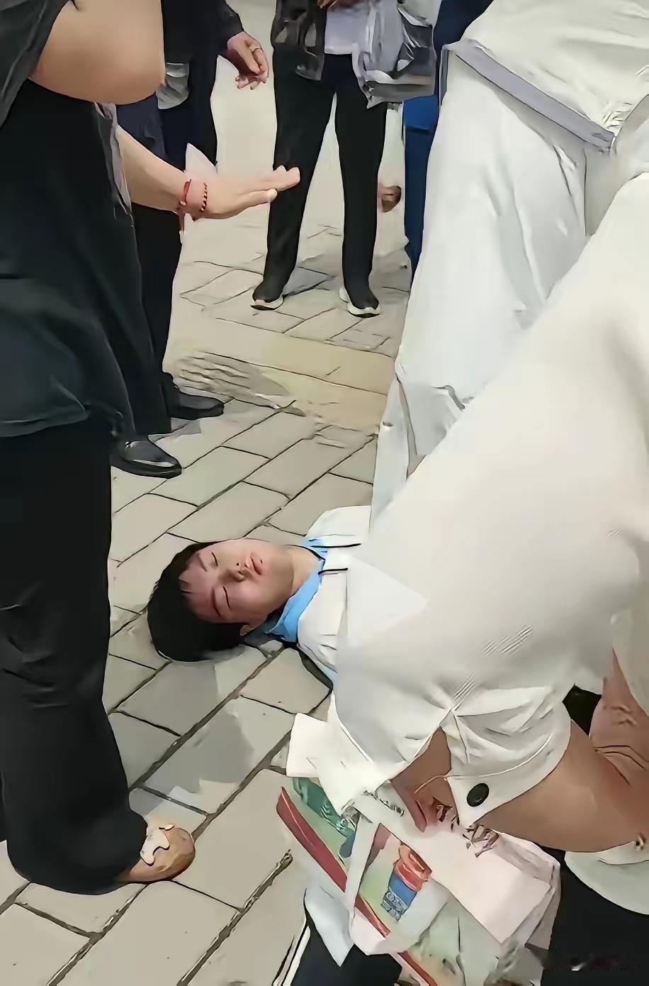 考完高考一个空翻摔倒全网揪心：青春可以狂，但不能赌命！

图个啥？

6月9日下