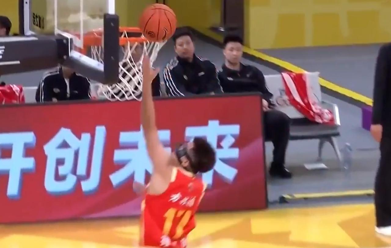 布朗复出，浙江方兴渡主场大胜四川丰谷

今日CBA第十五轮，浙江方兴渡连续两个客