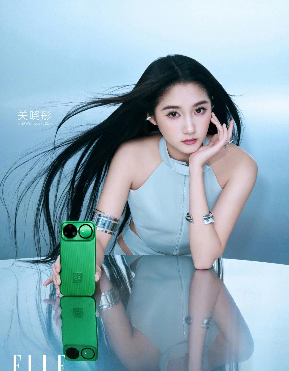 关晓彤代言华为手机