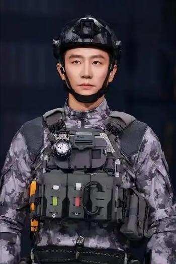 演员黄轩说，春季档的蛟龙行动，请的外籍演员身高马大，两百多斤体重，一米九的个头，