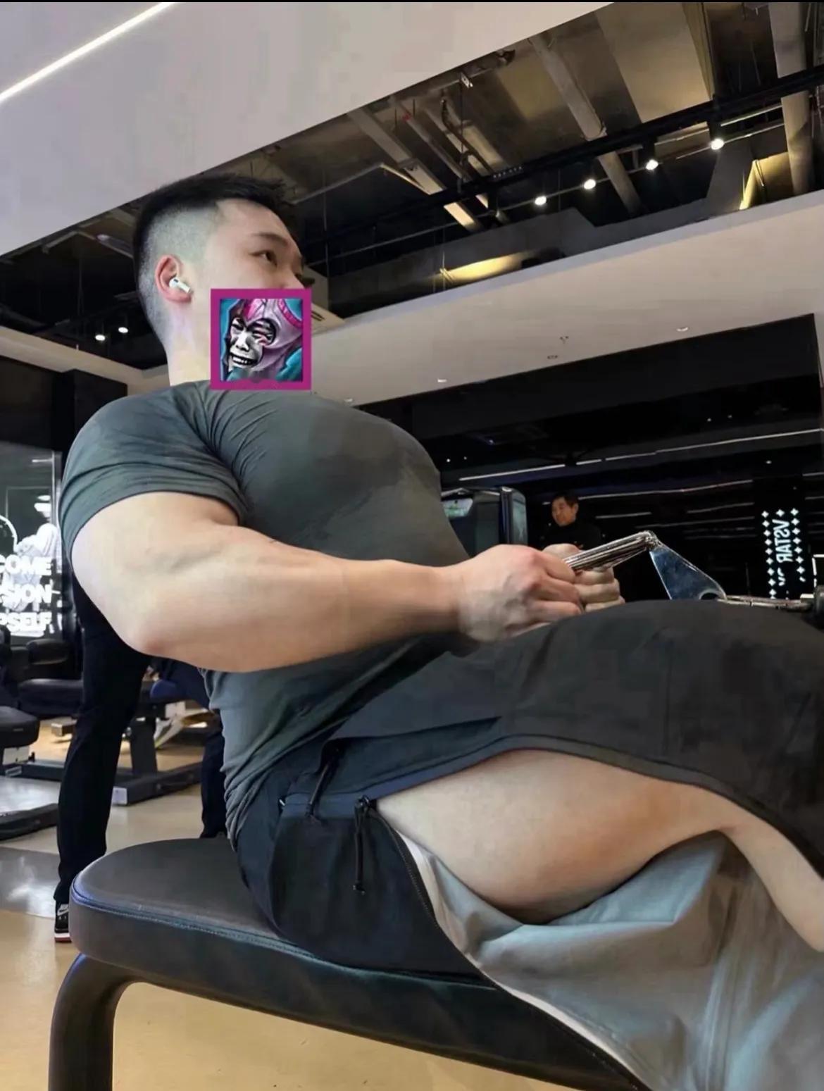 在健身房撸铁的路上，你的汗水就是你的证明！#健身# #肌肉男# #健身的帅凯# 