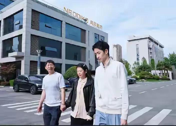 富在深山有远亲，吴宜泽夺冠后，父亲好友同村老乡家具城老板邀请

吴宜泽这次回国，