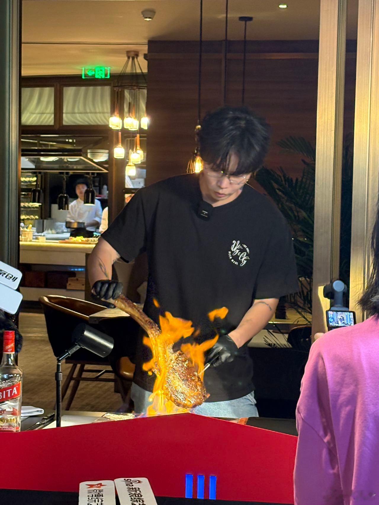 刘炫廷别吃了让我吃点 刚结束浪厨巡演的，转头就扎进一饭封神的直播间！战斧牛排刚上