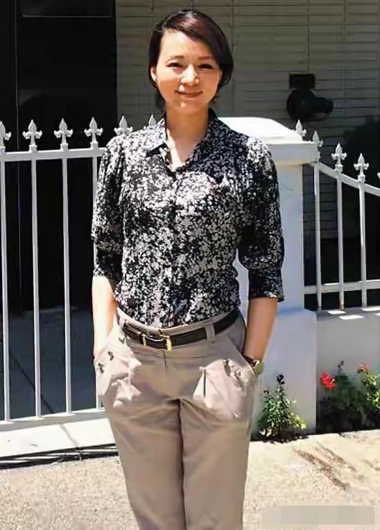 颜值一般以上，气质和才华可是中央主持界无人能敌