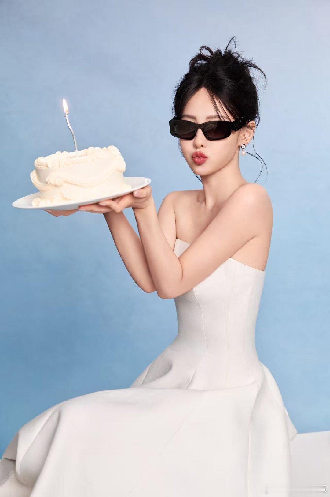 张嘉倪0622生日快乐 整套生日写真满是阳光活力，眼神里藏着历经世事的淡定，兼具