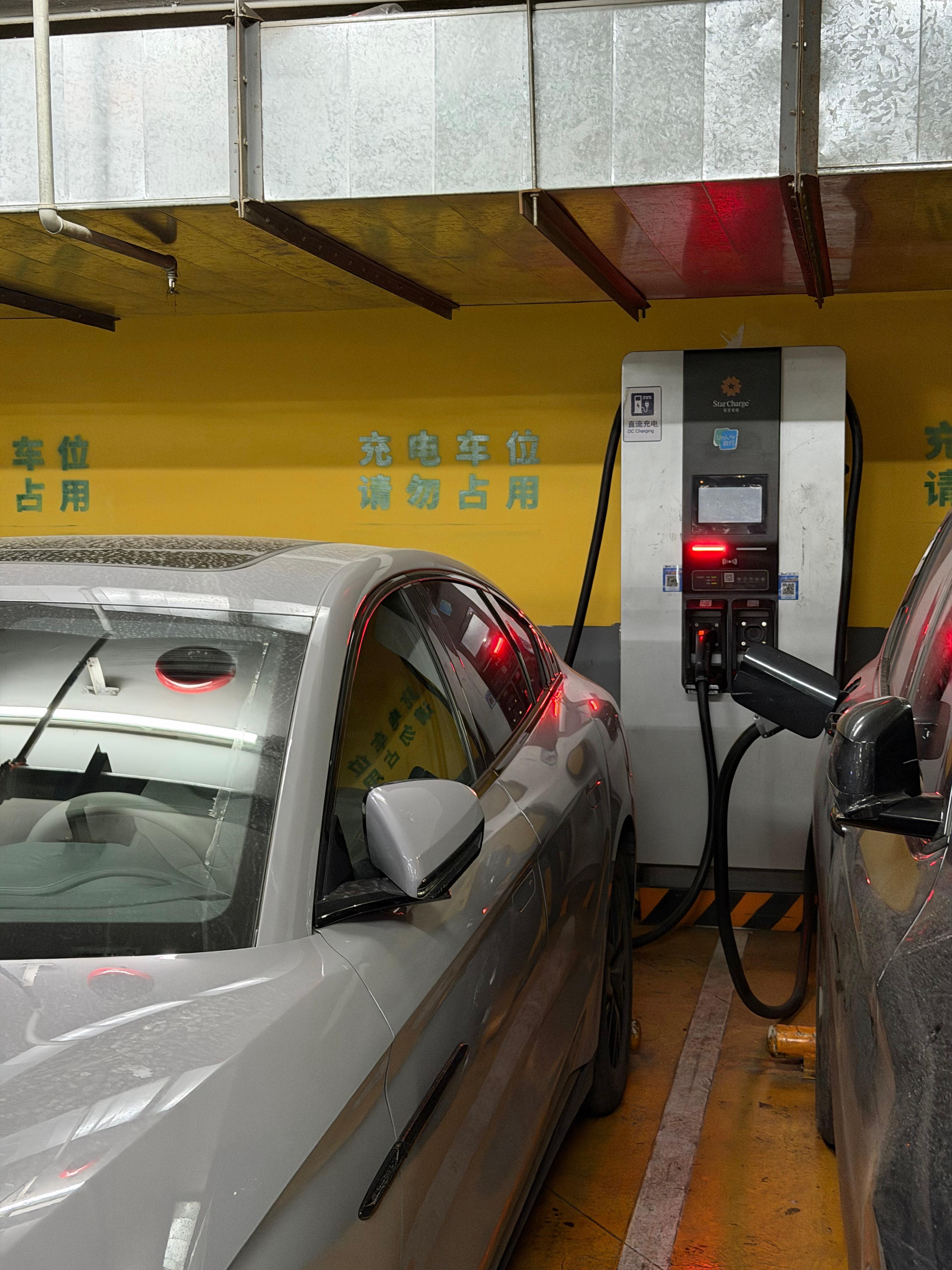 旁边明明有车位，还要占用公共充电的位置打电话也不接都是什么心态？？？？我和汽车的