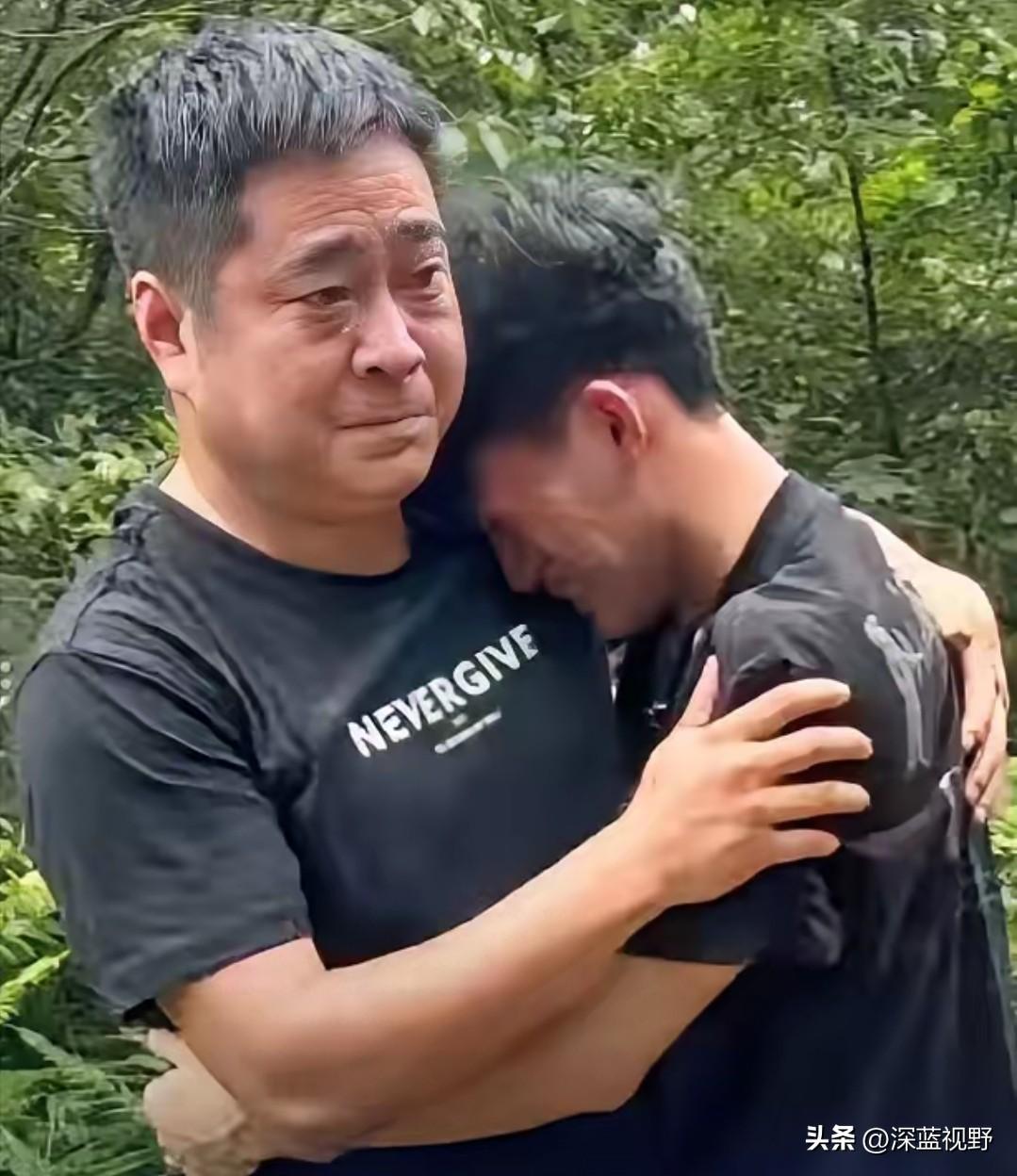 泪目！湖南，一男子考试结束后来到父母坟前祭拜，突然男子转身朝表哥跪了下去：哥，没
