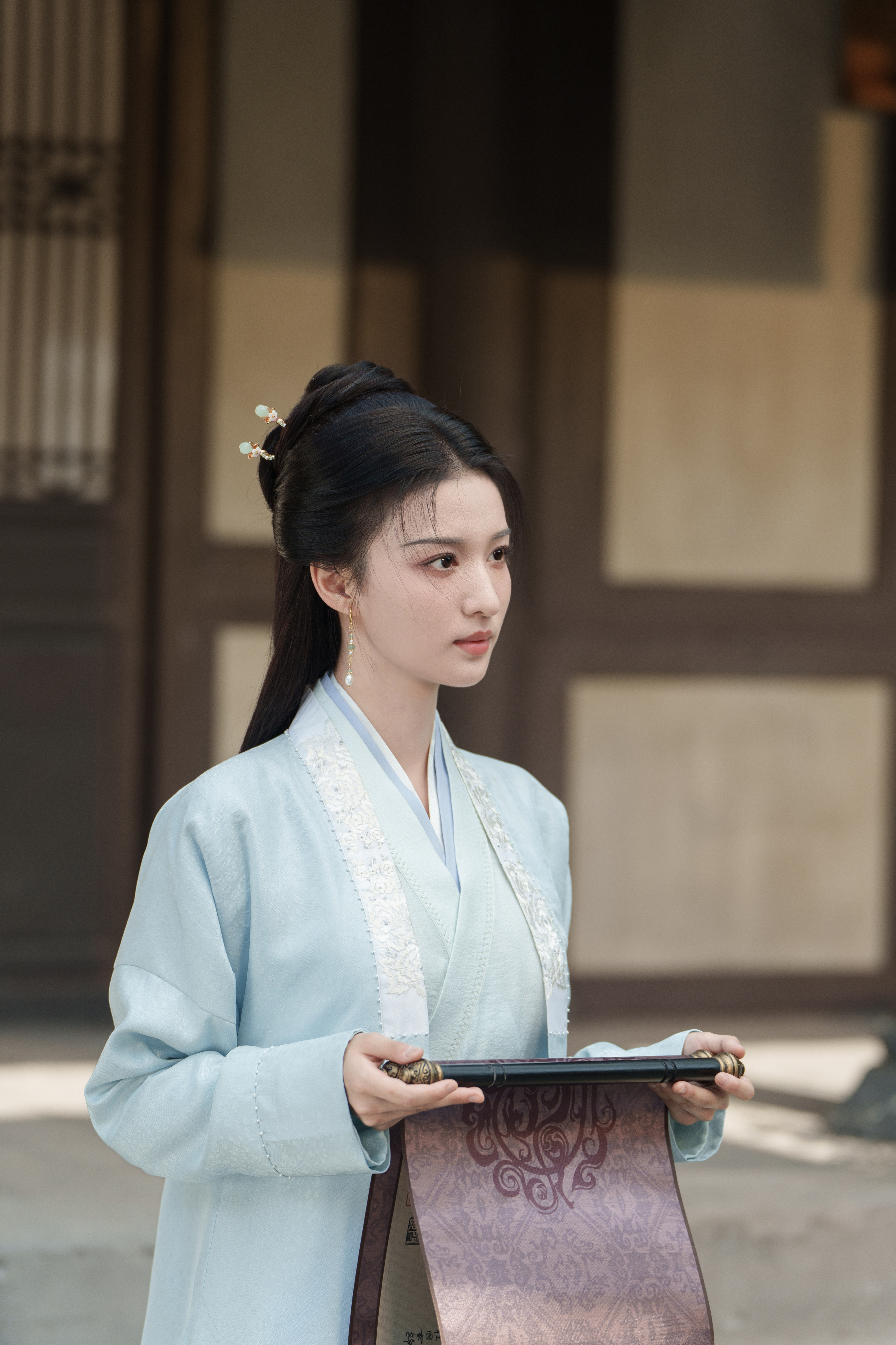 王楚然  在这光影交错的瞬间，她以一身流转着古典韵味的汉服，悄然绽放于尘世之外。