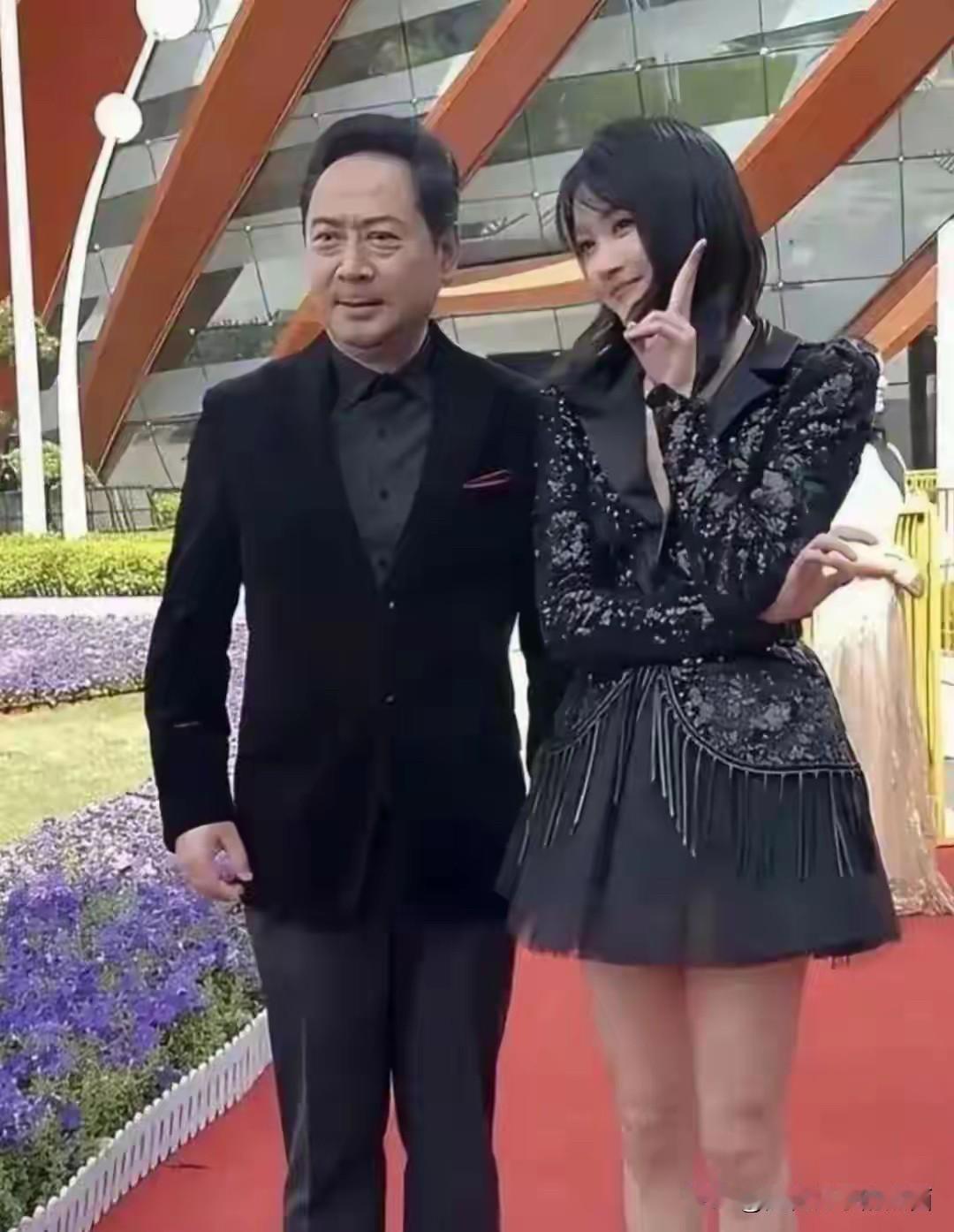 穿短裙的女明星我认识，她是大家从小看到大的童星关晓彤，可爱大方，气质迷人。那旁边