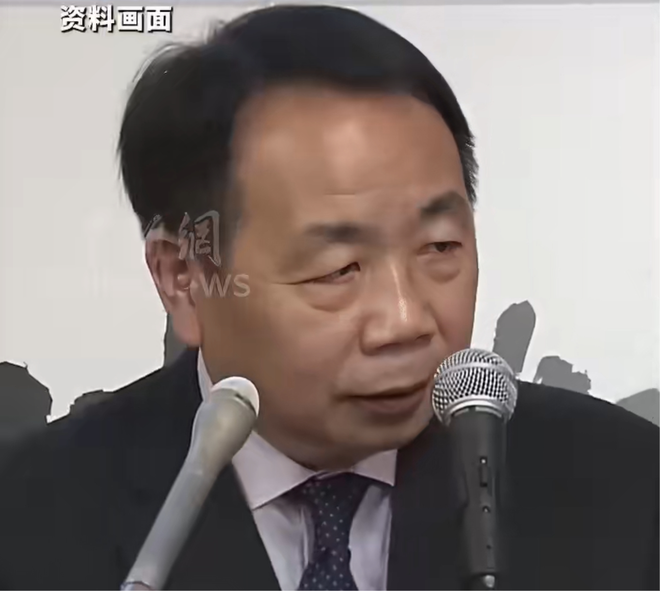 汉奸石平参拜靖国神社 这玩意长得就不像什么好人，看到图二和靖国神厕合影更加愤慨 