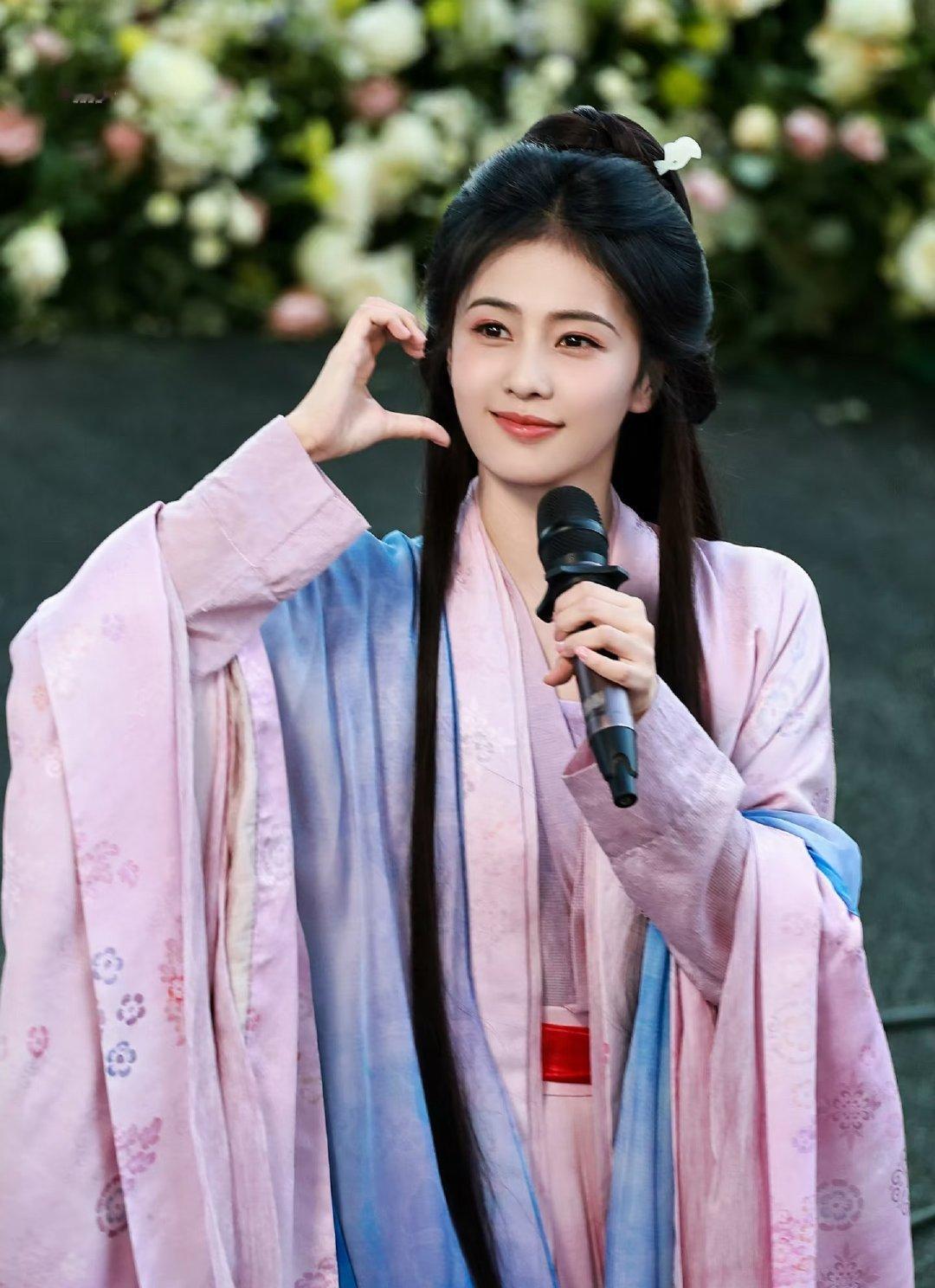 酒店工作人员夸白鹿白鹿又双叒圈粉！酒店工作人员夸不停，奶茶还安排上，白梦妍你是天