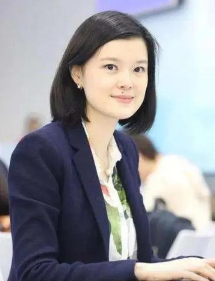 央视女主持人邹韵，央视有名的才女，毕业于英国剑桥大学，精通外语，集记者和主持人与