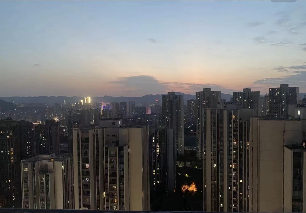 天台的风很大，听到了这个消息：有个朋友进了假股票群被骗了十几万，后来报警追回来了