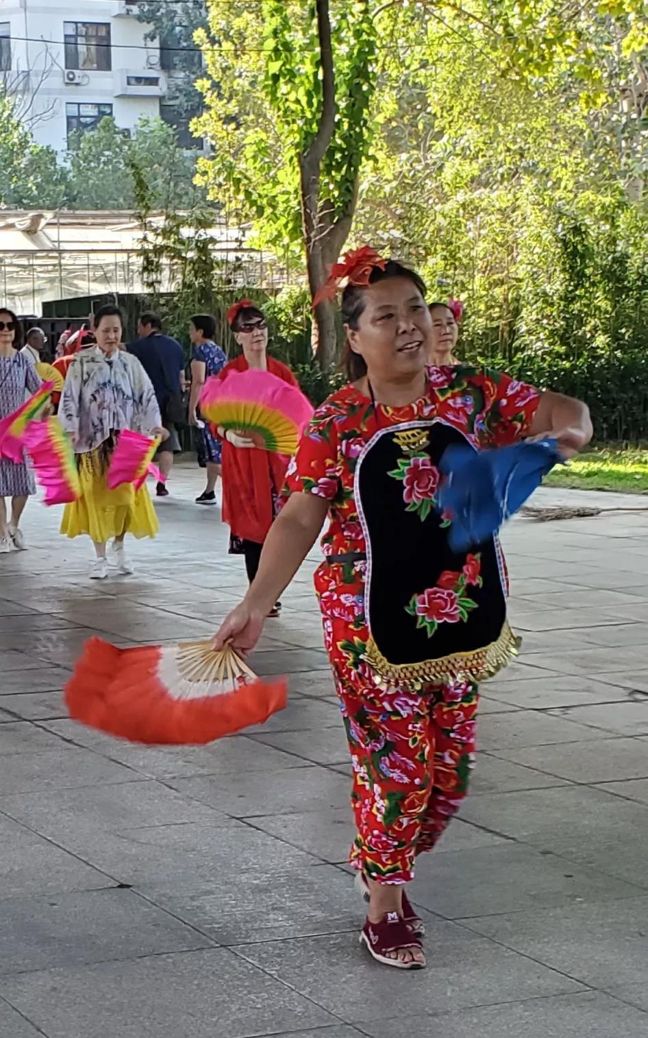 王铎：昨天早晨，在海泊河市场的大桥底下，看到了一棒跳东北大秧歌的。
他们见我看得