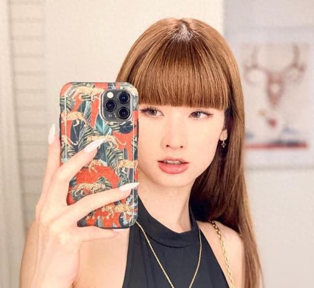 34岁华裔网红吃霸王餐为逃单躲厕所

近日，34岁华裔网红钟佩（Pei Chun