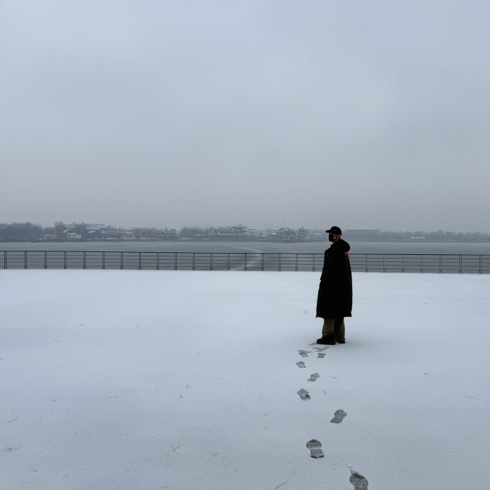 肖战靓雪人肖战晒堆雪人照靓雪人造型别致，和肖战同框解锁冬日浪漫，简单的瞬间也能传