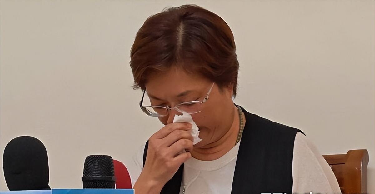 被质疑“抱民进党大腿”！王惠美哭了：我比别人更爱国民党
彰化县长王惠美刚自欧洲返