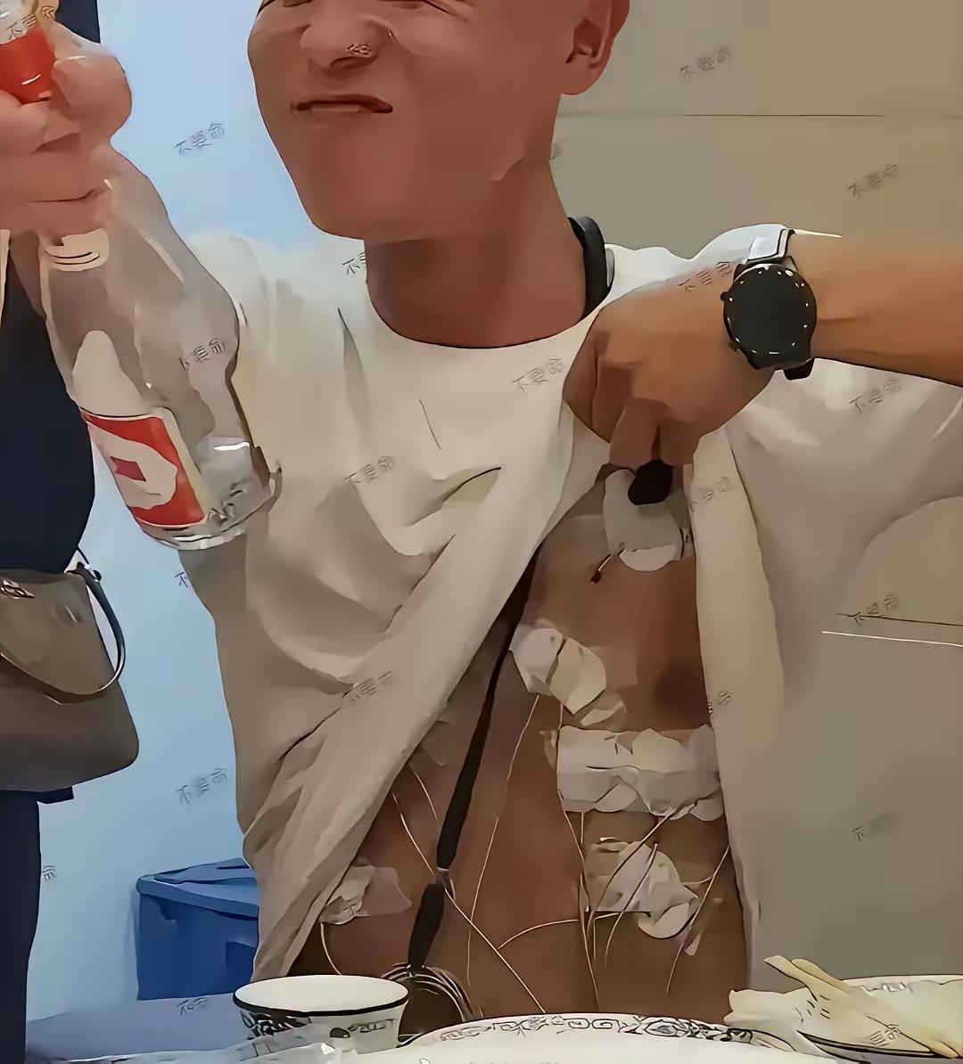 这种人最好远离，千万不要和这种人一起喝酒。
一旦出事了，你就是有责任的，说不定人