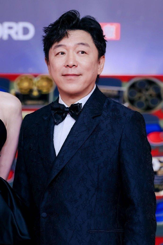 黄渤，中国著名演员、导演和歌手，以其出色的演技和独特的幽默感广受欢迎。他在电影《