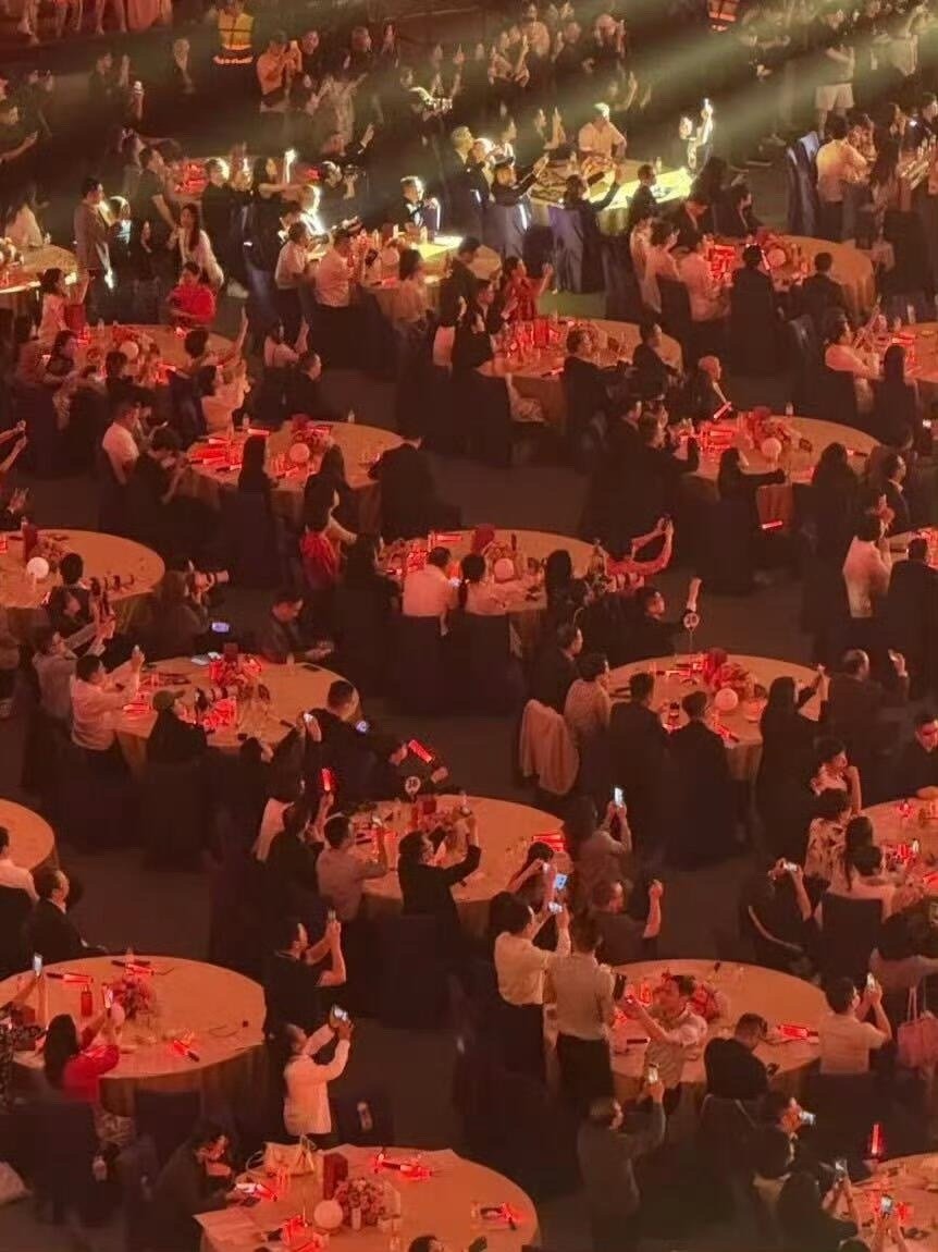 什么是明星中的明星，什么是巨星，就是但他出场时，台下其他明星都会忍不住齐刷刷掏出