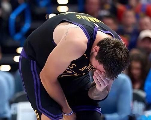 湖人很不服气！NBA官方今天宣布亚历山大当选本赛季常规赛MVP。湖人媒体LALM