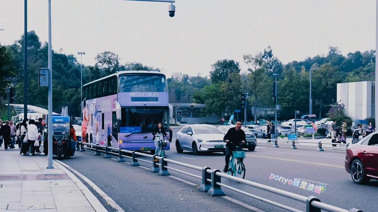 跟我在成都的街头走一走
这辆公交车回头率100分
别说这是饭圈
这要不了多少钱