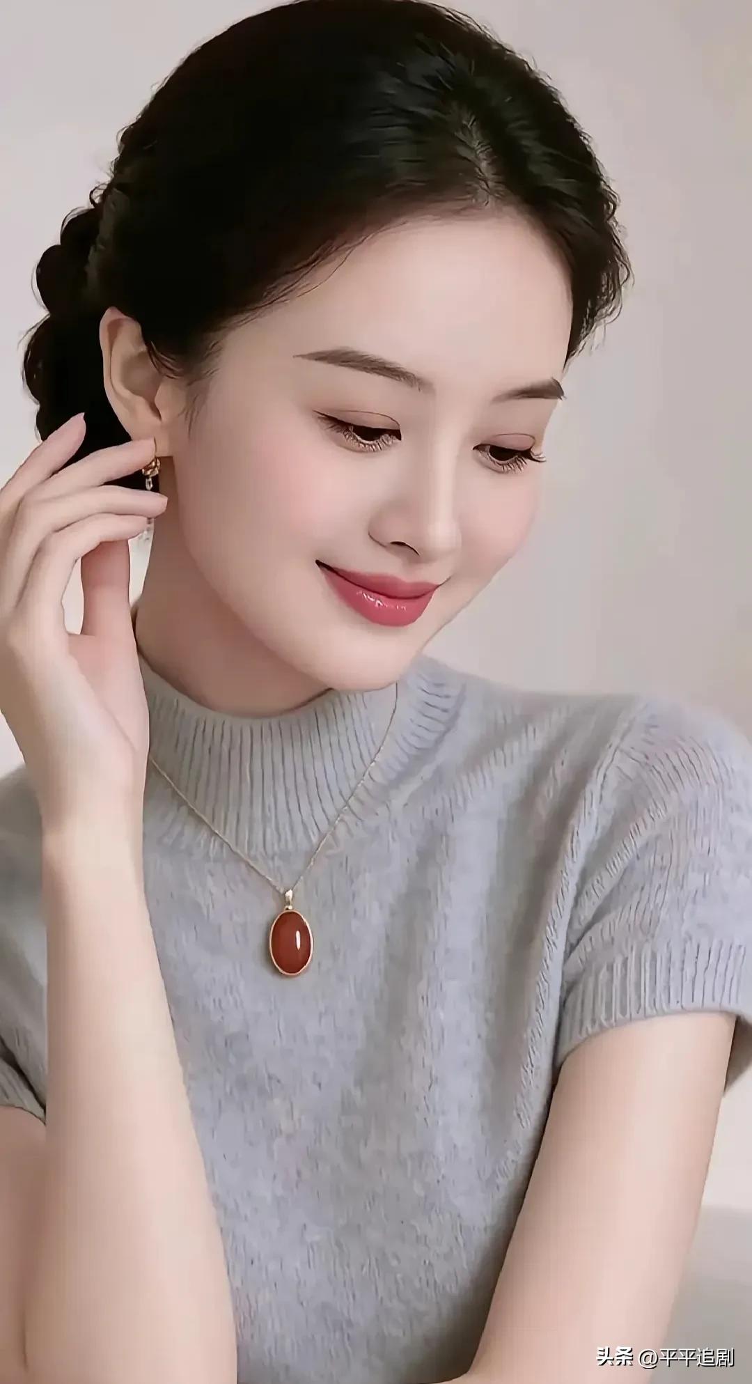 素衫浅浅，藏一份安静柔和的美好✨
手机相册美照 古典温婉美女
