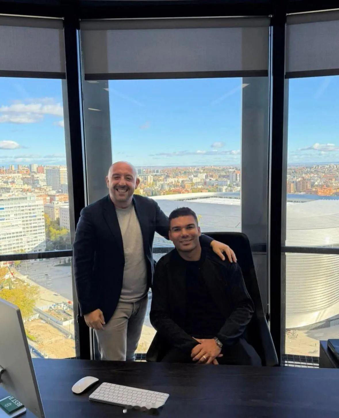 曝卡塞米罗与曼联周薪分歧，差太多恐离队！阿莫林想留却无法做主 曼联愿意与33岁的