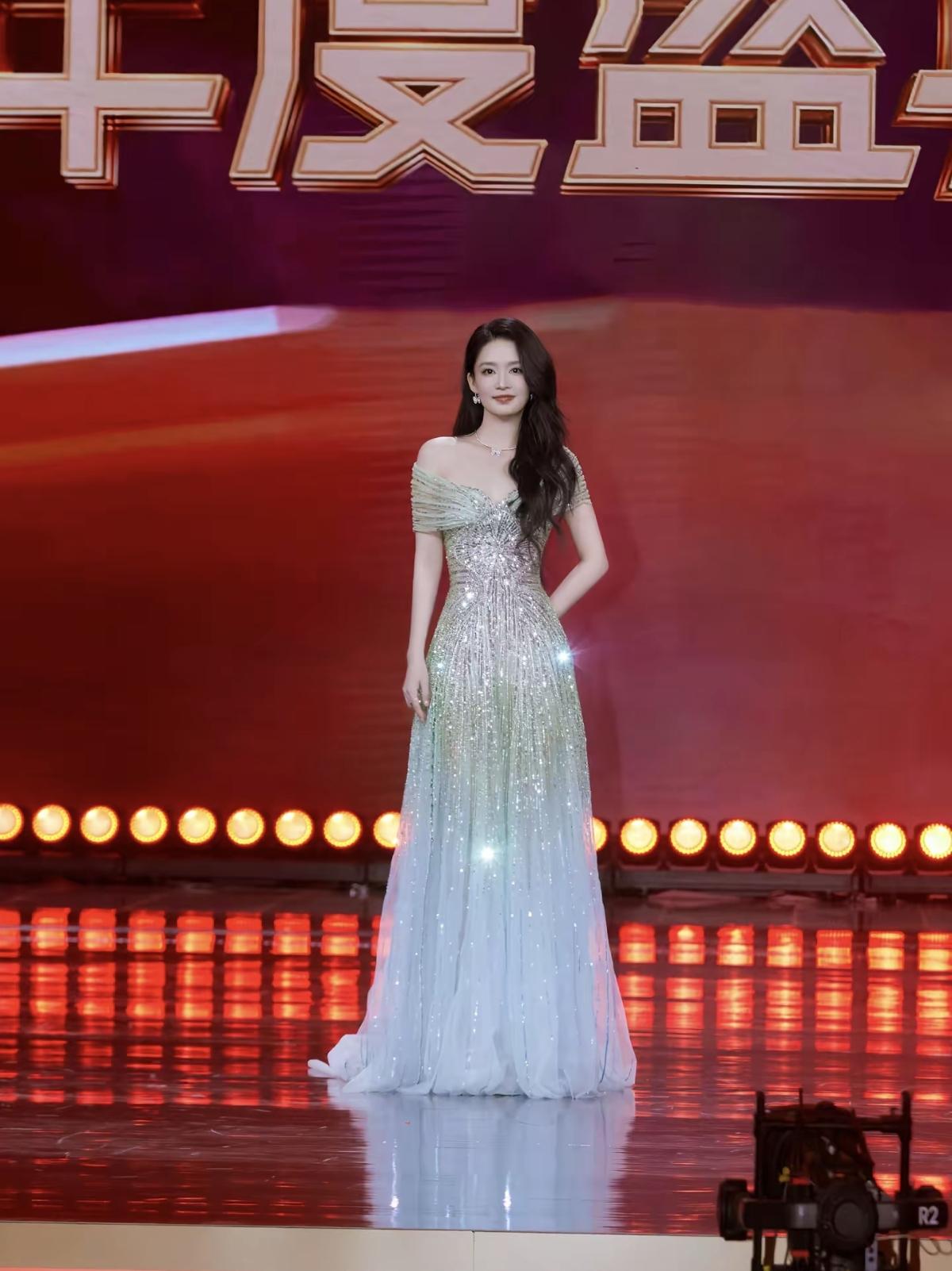 以角色沉淀力量，以光影书写锋芒。
李沁在年度盛典的红毯之上，用一袭星河长裙诠释优