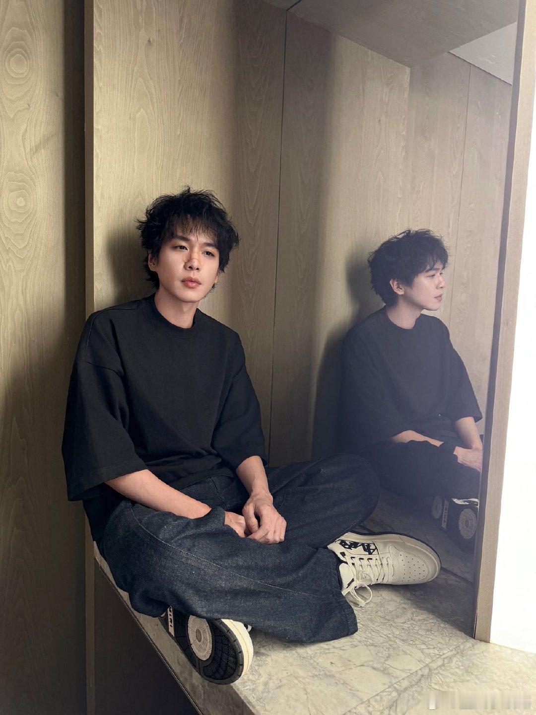 #张若昀演的王炸是个形容词#张若昀以他独有的魅力，将“王炸”这个角色演绎得栩栩如
