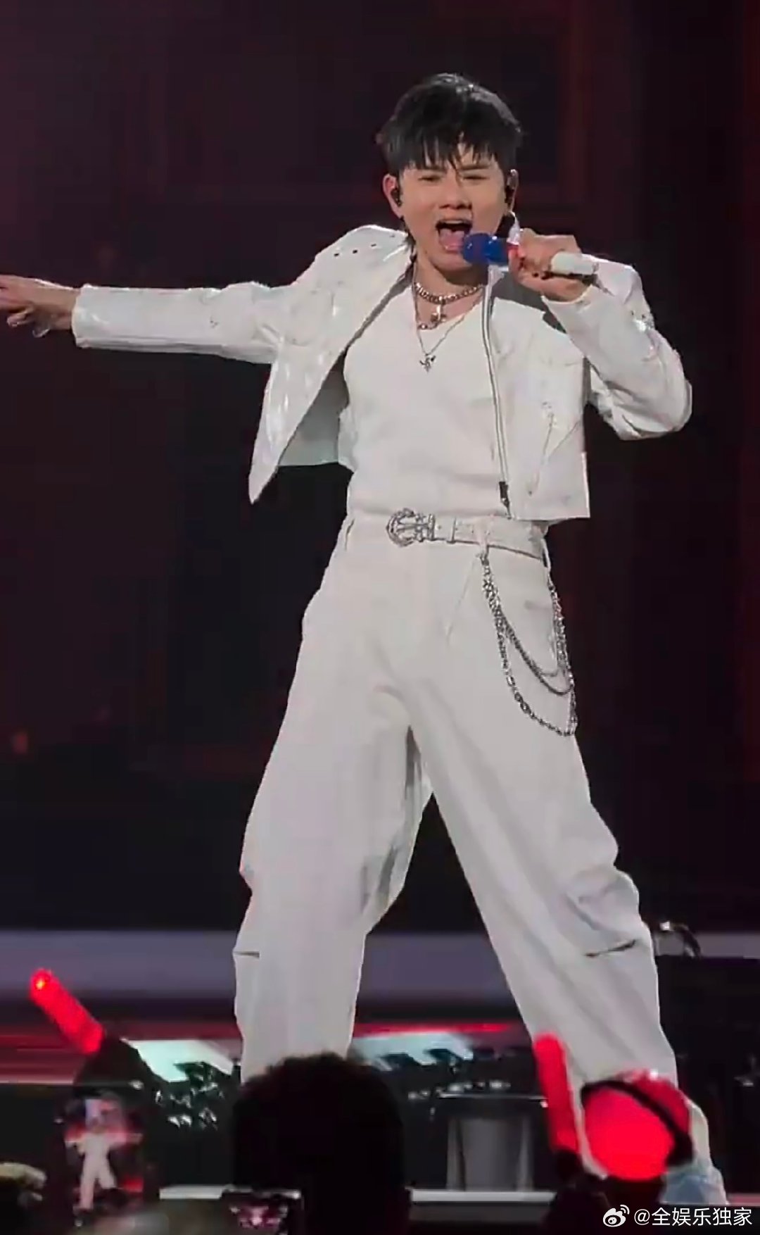 张杰的肺活量能不能借我两天 每次看张杰唱歌都被震撼到，气息稳如机器，这肺活量真的