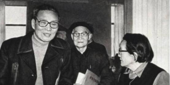 1958年，沈醉去天安门参加阅兵仪式，看见毛主席身边站着的女人，吓得他当场差点魂