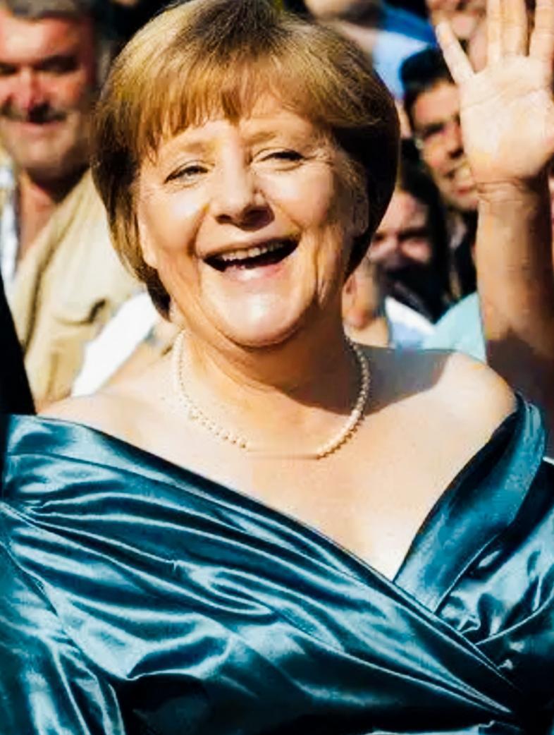 默克尔在人群中还挺受欢迎啊！
这么人前拥后簇的争相合影打招呼啊！
默克尔面对如此