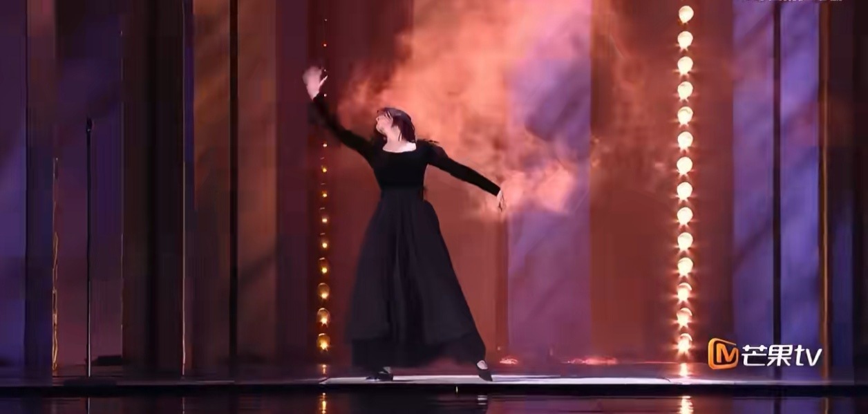 李小冉初舞台黑天鹅优雅高贵！高定加身，气质这块拿捏了。李小冉初舞台高定黑天鹅李小