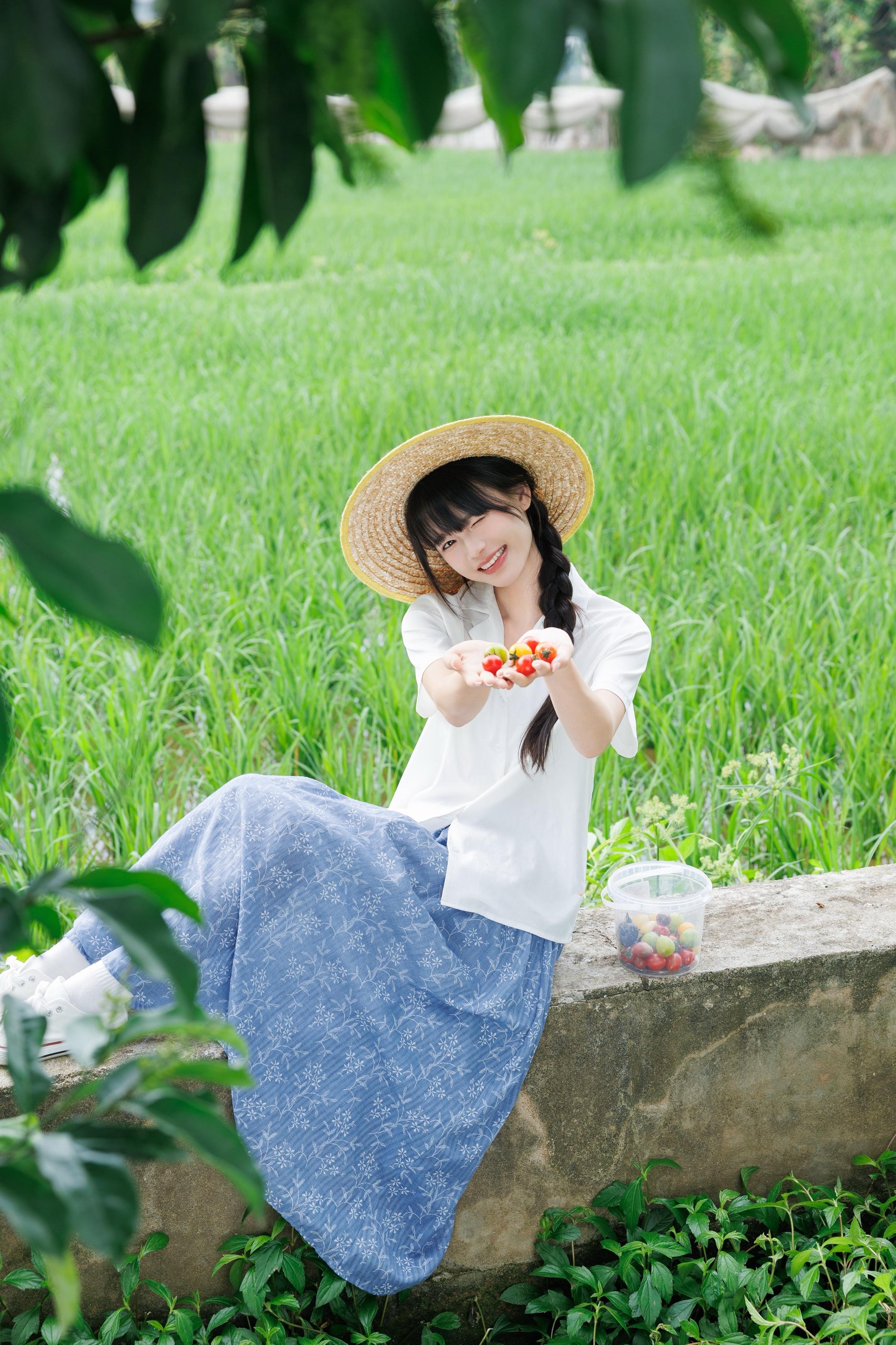 风里已经有了夏天的味道🍃。稻田、草帽和手里的小番茄，都是关于乡野的温柔诗行。